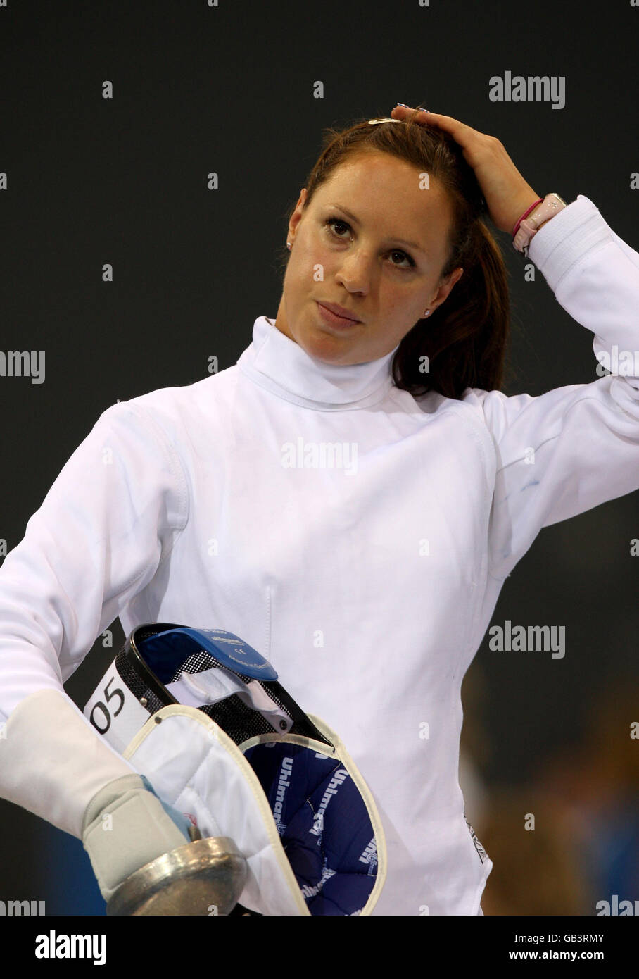 La Heather della Gran Bretagna cadde nella disciplina di scherma del Pentathlon moderno delle Donne alle Olimpiadi di Pechino del 2008, in Cina. Foto Stock