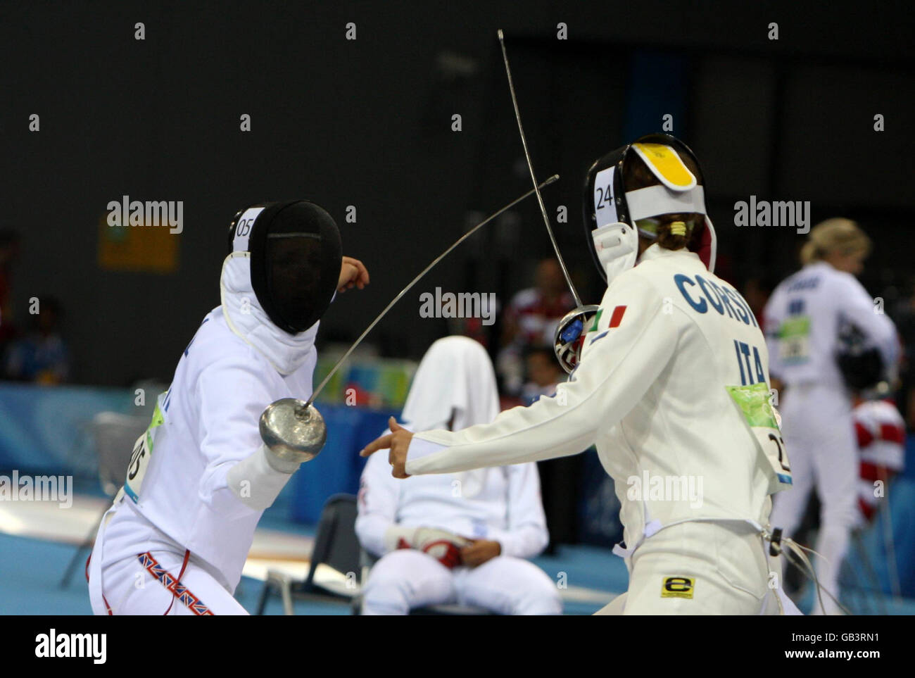 L'Heather della Gran Bretagna cadde (a sinistra) in azione contro Claudia Corsini (a destra) nella disciplina di scherma del Pentathlon moderno delle Donne alle Olimpiadi di Pechino del 2008, in Cina. Foto Stock