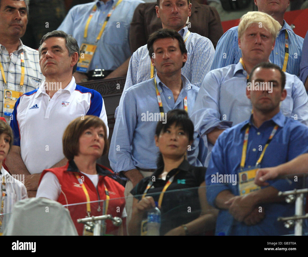 Primo Ministro Gordon Brown (a sinistra) con il Sindaco di Londra Boris Johnson (a destra) e Lord Sebastian Coe (al centro) che guarda l'atletica Olimpica nello Stadio Nazionale durante i Giochi Olimpici di Pechino 2008, Cina. Foto Stock