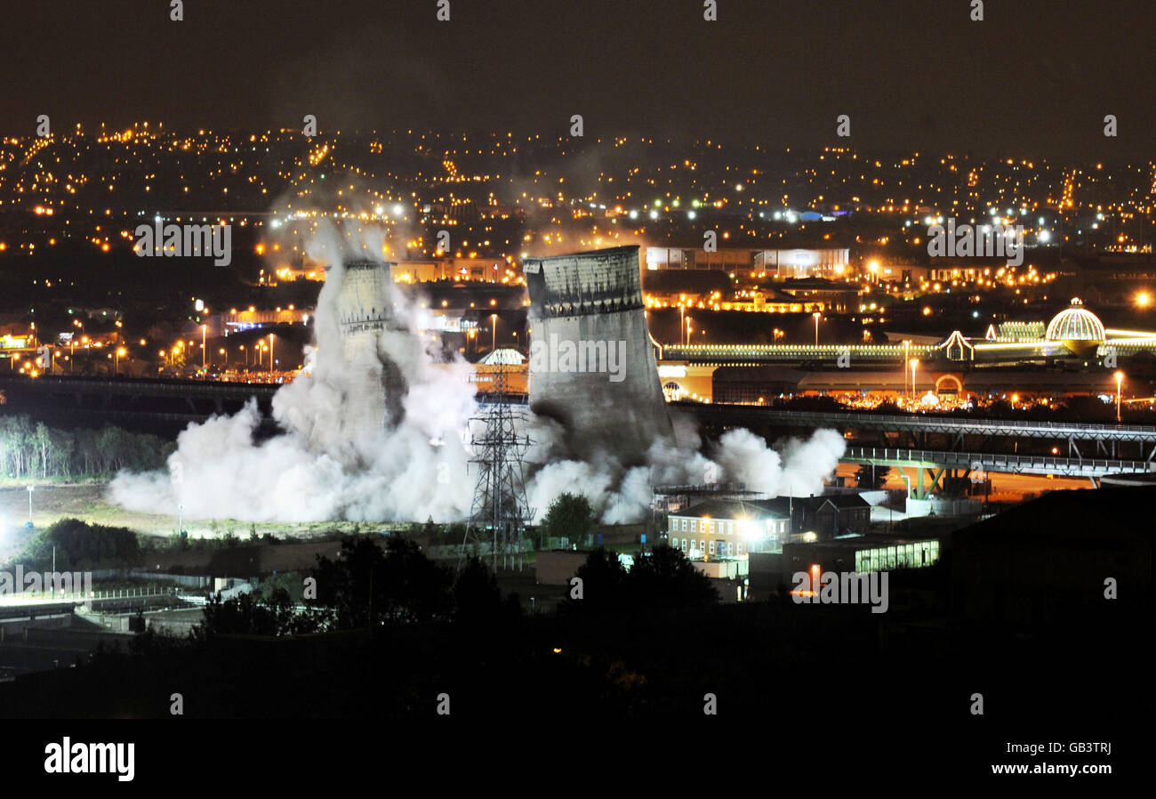 Una sequenza che mostra le Tinsley Towers, un paio di iconiche torri di raffreddamento vicino al centro commerciale Meadowhall a Sheffield, nello Yorkshire meridionale, che sono state portate giù in un'esplosione controllata. Foto Stock