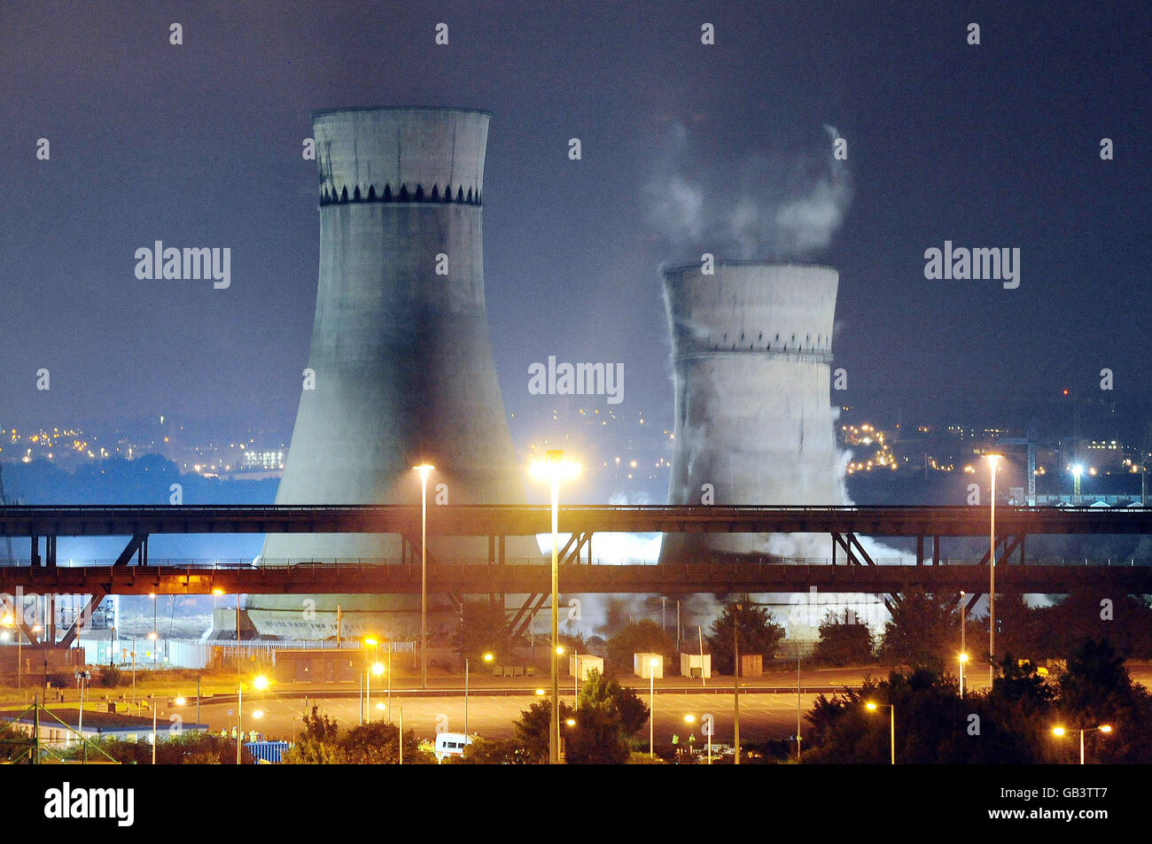 Tinsley Towers, un paio di torri di raffreddamento iconiche vicino al a Sheffield, nello Yorkshire meridionale, che sono state portate giù in un'esplosione controllata, con il ponte superiore dell'autostrada M1 in primo piano. Foto Stock