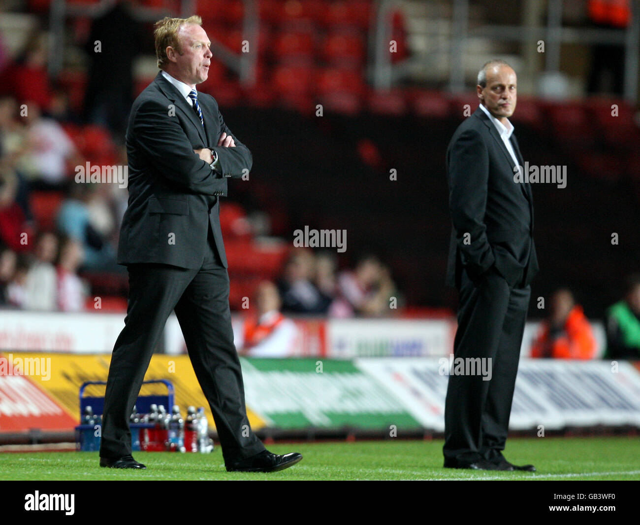 Il manager di Birmingham Alex McLeish (l) guarda l'azione da La linea di contatto come direttore di Southampton Jan Poortvliet guarda sopra Foto Stock