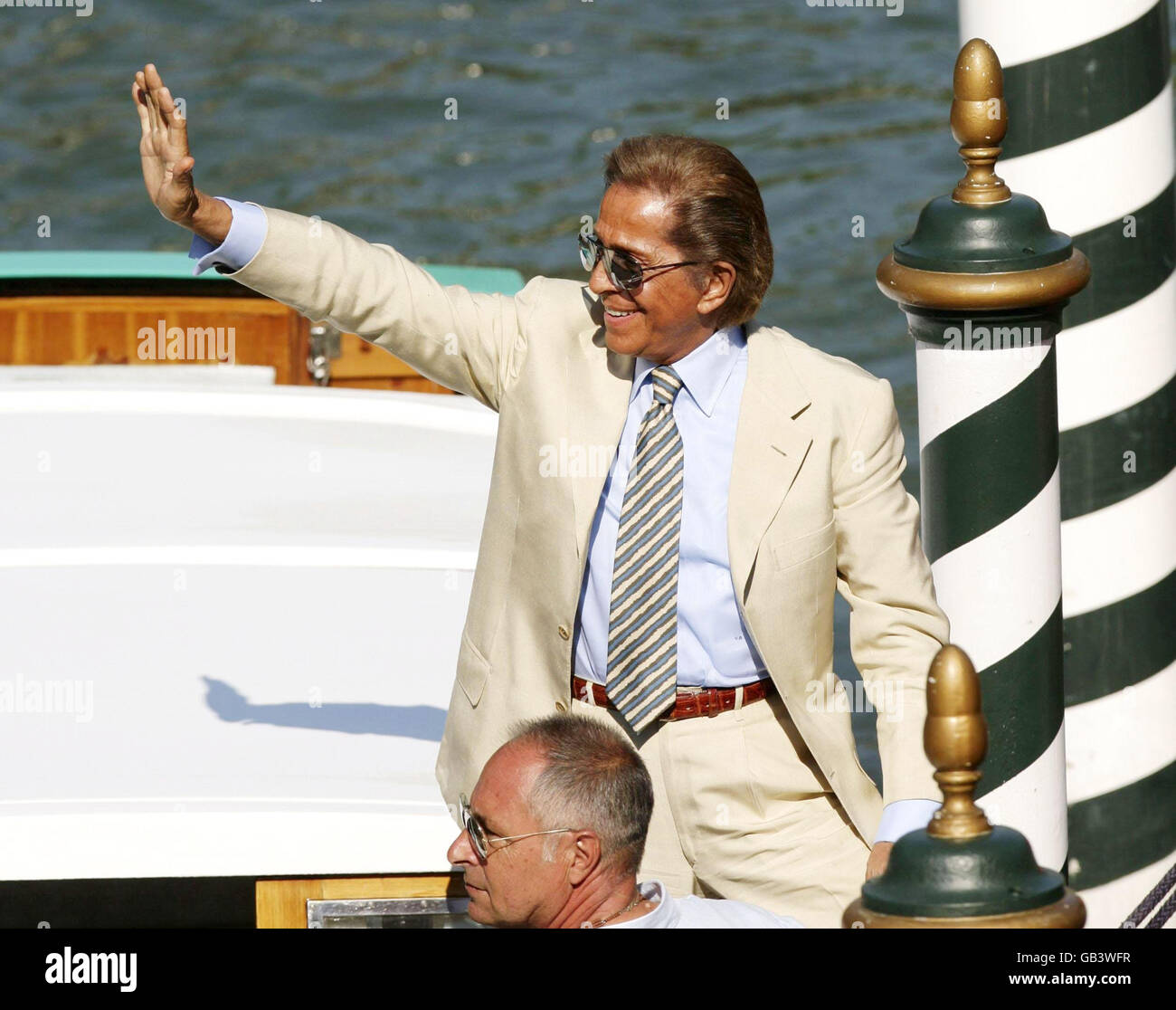 Il fashion designer Valentino arriva alla fotocellula per Valentino: L'ultimo imperatore, al Festival cinematografico di Venezia 2008, Venezia, Italia. Foto Stock