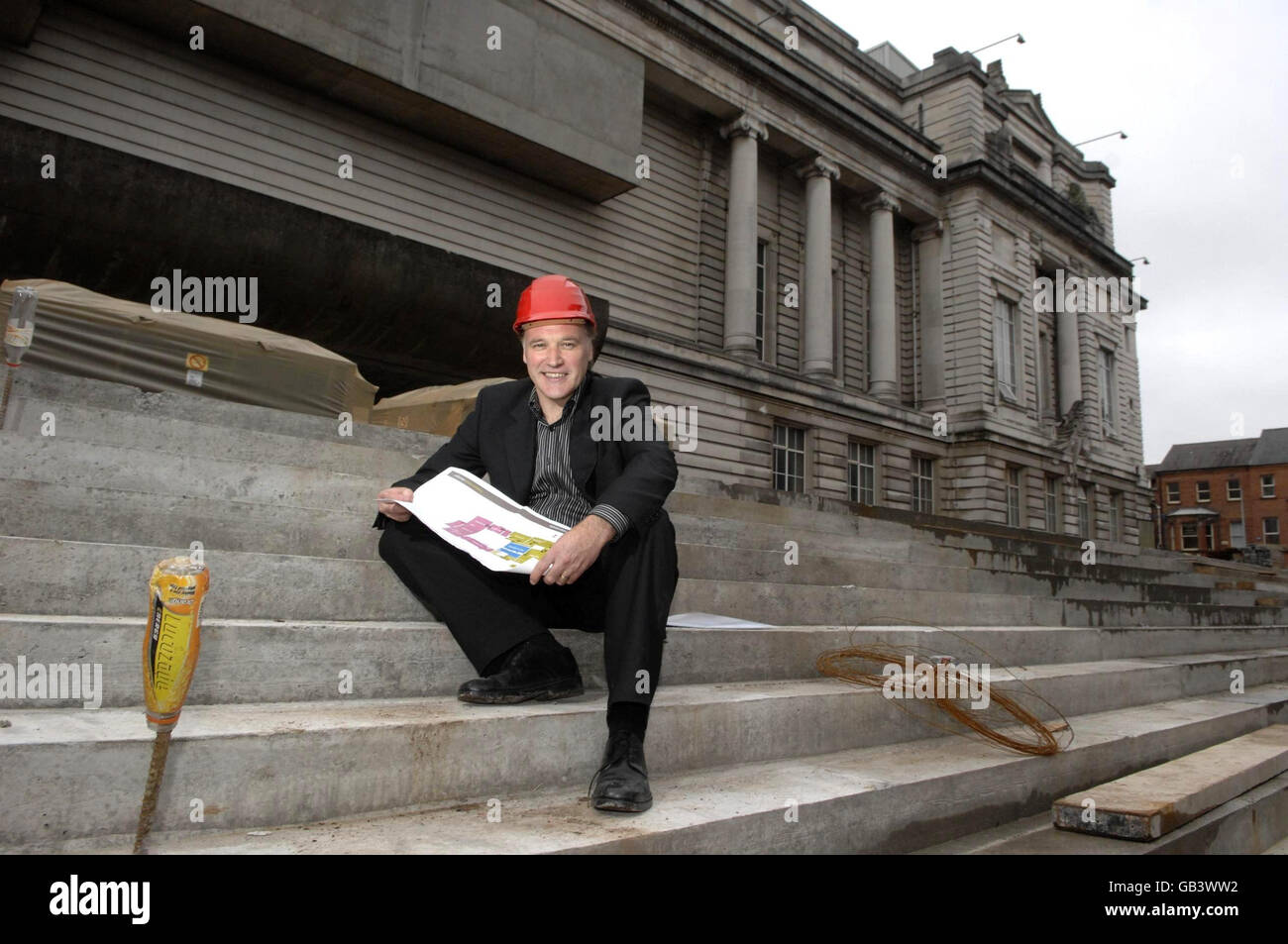 Tim Cooke Chief Executive of National Museums of Northern Ireland Outside the Ulster Museum in Belfast, che è stato dato 500,000 dal donatore di mistero a condizione che è speso allestire una galleria sul tetto per le sue vaste collezioni di vetro fine, ceramica e argento. Foto Stock