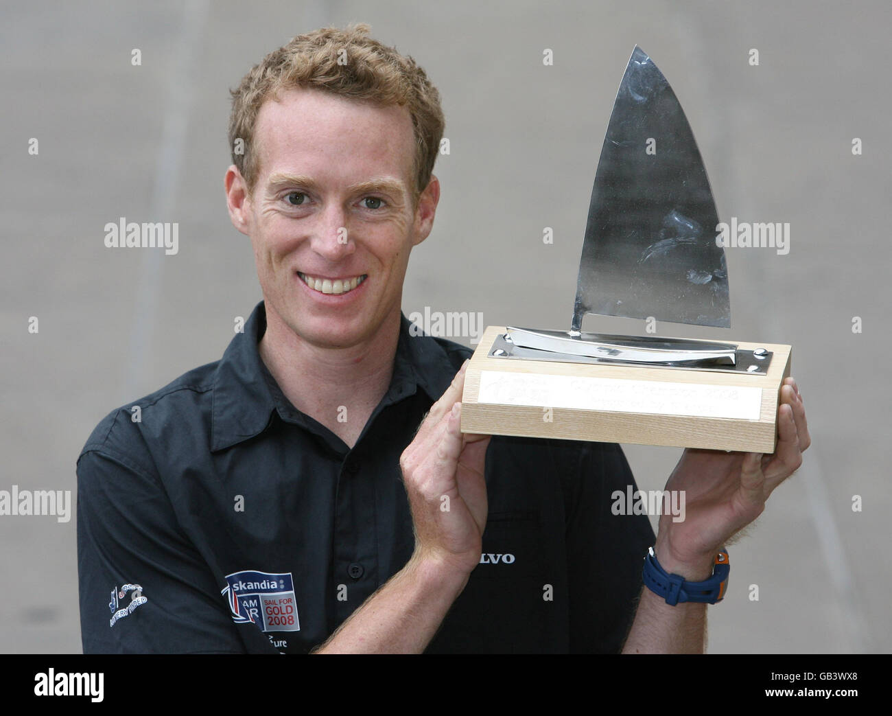 Paul Goodison, medaglia d'oro alla vela olimpica, mostra un trofeo che gli è stato consegnato dallo sponsor del team Skandia in occasione di un ritorno a casa dei marinai del Team GB al Marriott Hotel di Londra. Foto Stock