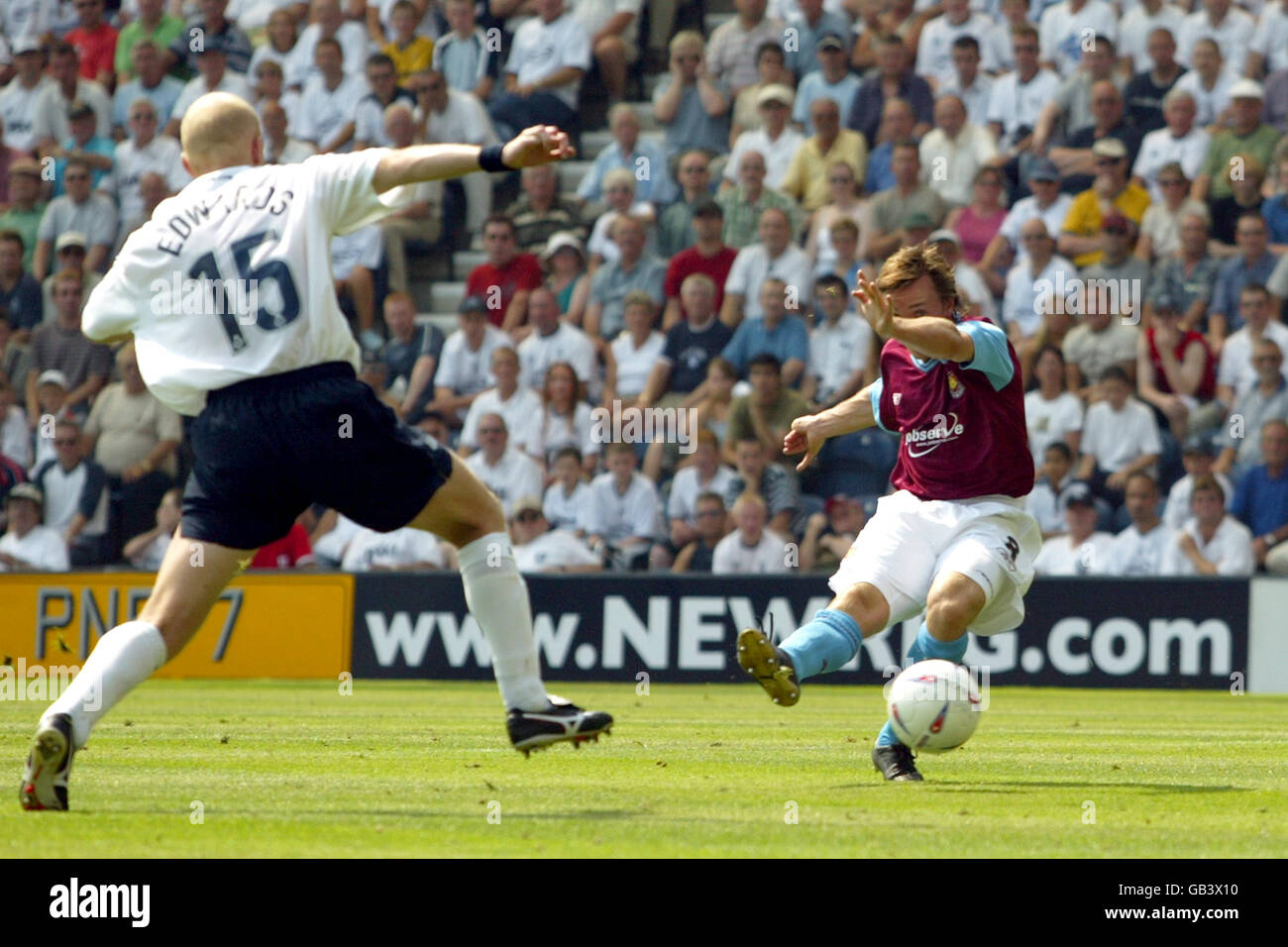 David Connolly di West Ham United segna l'obiettivo vincente Foto Stock