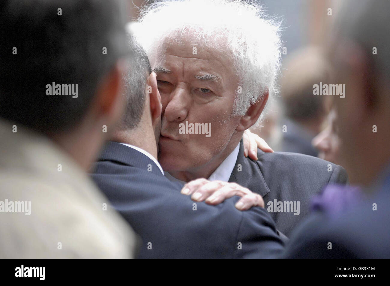 Il poeta Seamus Heaney al funerale del musicista e regista David Hammond, morto all'età di 79 anni. I funerali si sono tenuti presso la chiesa di St Finnians of Ireland Church, East Belfast. Foto Stock