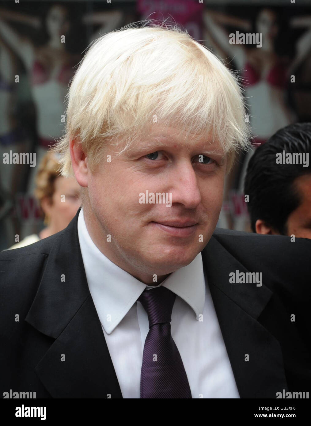 Il sindaco di Londra Boris Johnson su Kensington High Street nella parte ovest di Londra dove ha iniziato un periodo di consultazione sul futuro della congestione tassa estensione occidentale. Foto Stock