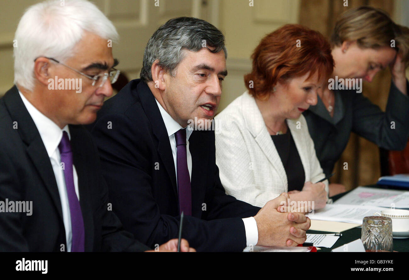 Il primo Ministro Gordon Brown con il Cancelliere Alistair Darling, il Segretario delle Comunità Hazel Blears e il Segretario principale del Tesoro Yvette Cooper (estrema destra) in occasione di un incontro di Downing Street per discutere la situazione attuale degli alloggi. Foto Stock