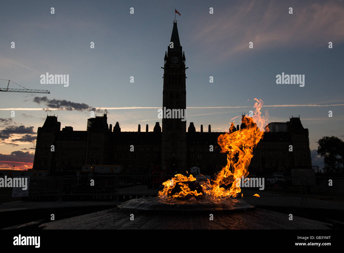 La fiamma eterna nella parte anteriore del blocco centrale sulla Collina del Parlamento a Ottawa, Ont., dal 4 luglio 2016. Foto Stock