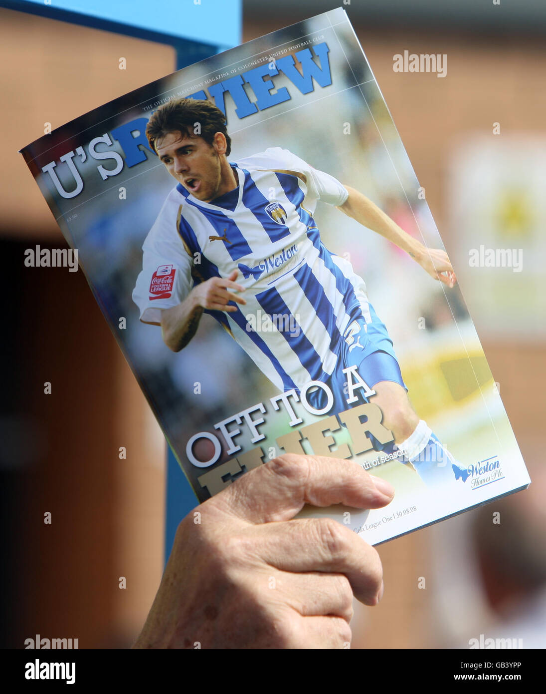 Calcio - Coca-Cola Football League One - Colchester United v Oldham Athletic - Weston Homes Community Stadium. Una visione generale di un venditore di programmi al Weston Homes Community Stadium Foto Stock