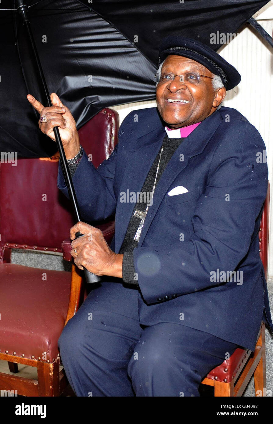 L'Arcivescovo Desmond Tutu arriva a Fen Court nella città di Londra per svelare una nuova scultura, dorata di Caino, dell'artista Michael Visocchi e del poeta Lemn Sissay, che segna il bicentenario dell'abolizione del commercio transatlantico degli schiavi. Foto Stock