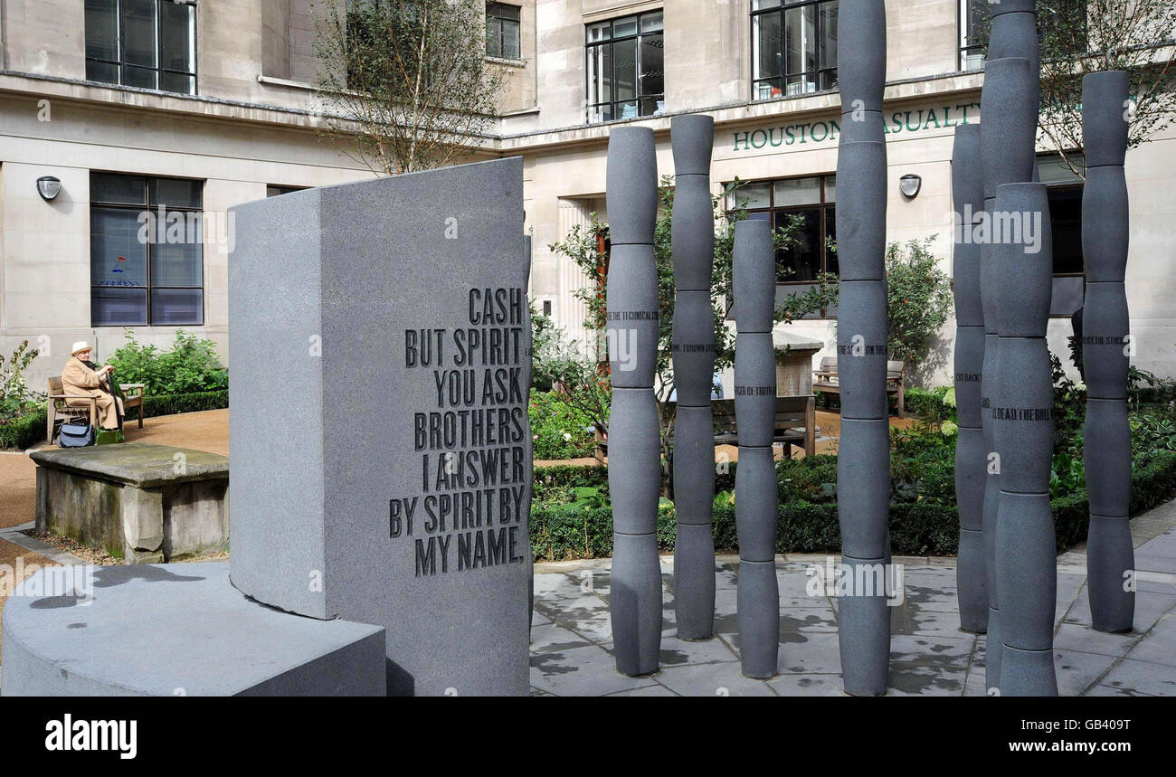 La nuova scultura di Fen Court, Londra, intitolata Gilt of Cain, dell'artista Michael Visocchi e del poeta Lemn Sissay, che segna il bicentenario dell'abolizione del commercio transatlantico degli schiavi. Foto Stock