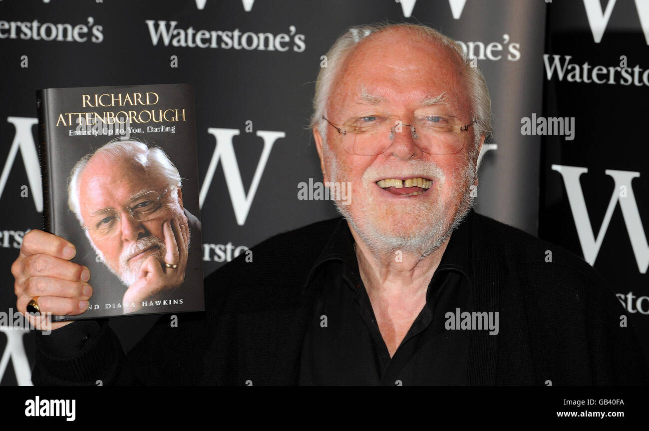 Lord Richard Attendborough prima di firmare copie della sua autobiografia, 'interamente su a te, Darling' presso la libreria di Waterstone a Piccadilly di Londra. Foto Stock