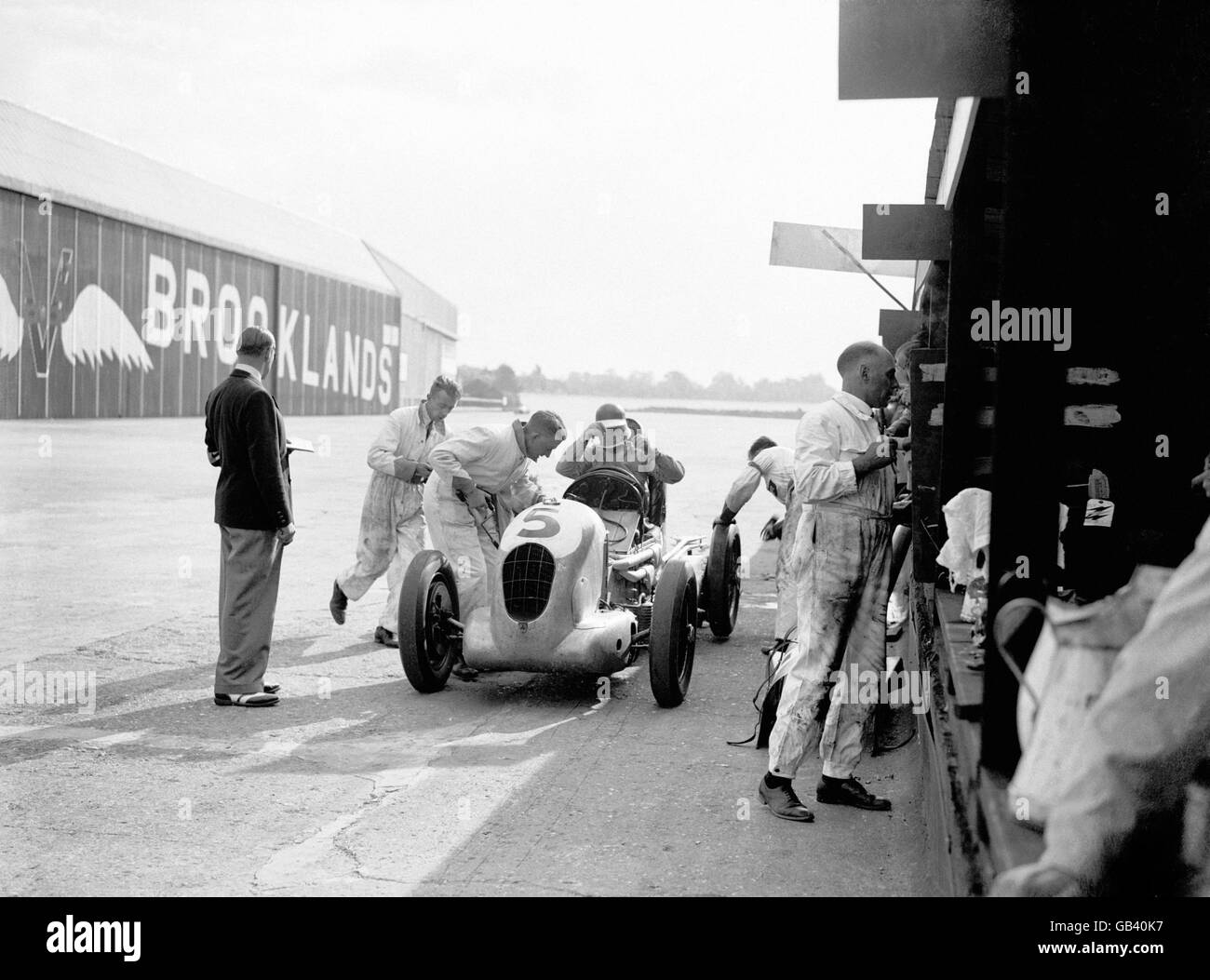 Corse automobilistiche - 800 miglia corsa - Brooklands. I meccanici lavorano sulla MG di Harvey Noble ai box Foto Stock