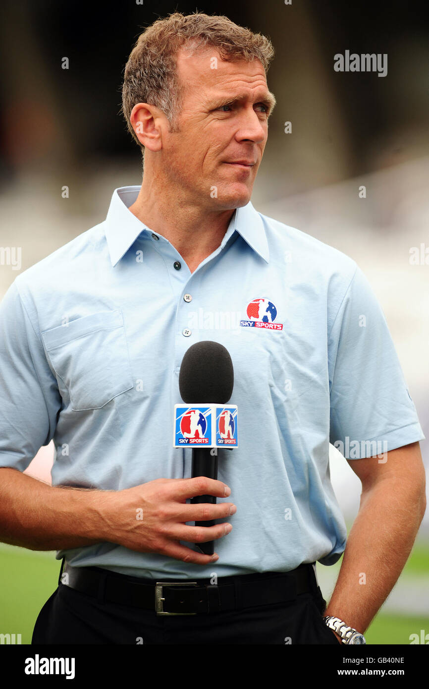 Cricket - NatWest Pro40 League 2008 - Surrey / Kent - The Brit Oval. Ex cricketer Surrey e ora Sky Sports Presenter Alec Stewart Foto Stock