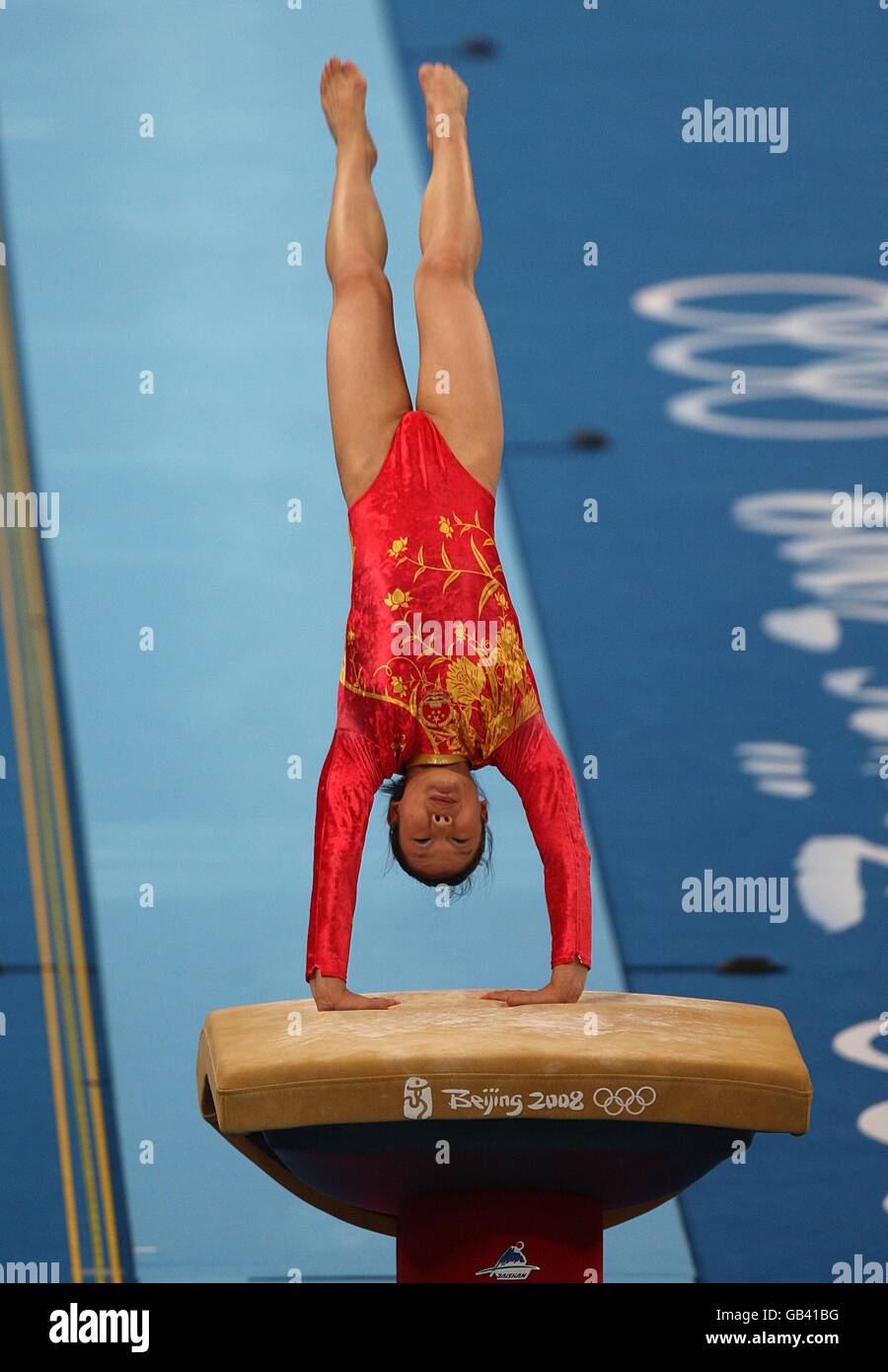Il Fei Cheng della Cina durante la finale dell'apparato femminile di ginnastica allo Stadio Nazionale Indoor durante i Giochi Olimpici del 2008 a Pechino, Cina. Foto Stock