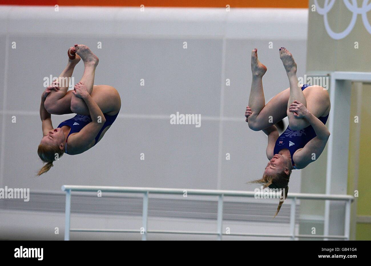 I Tandi Gerrerd (a sinistra) e l'Hayley Sage della Gran Bretagna praticano presso il centro acquatico nazionale prima dei Giochi Olimpici del 2008 a Pechino, Cina. Foto Stock