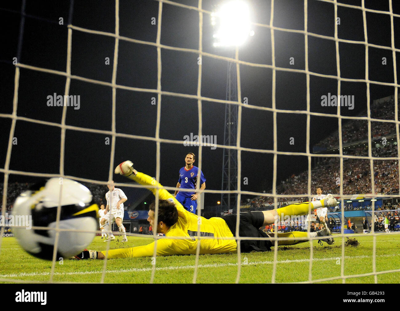 L'Inghilterra Wayne Rooney segna durante la partita dei Campionati del mondo di qualificazione del Gruppo sei allo Stadion Maksimirl, Zagabria, Croazia. Foto Stock