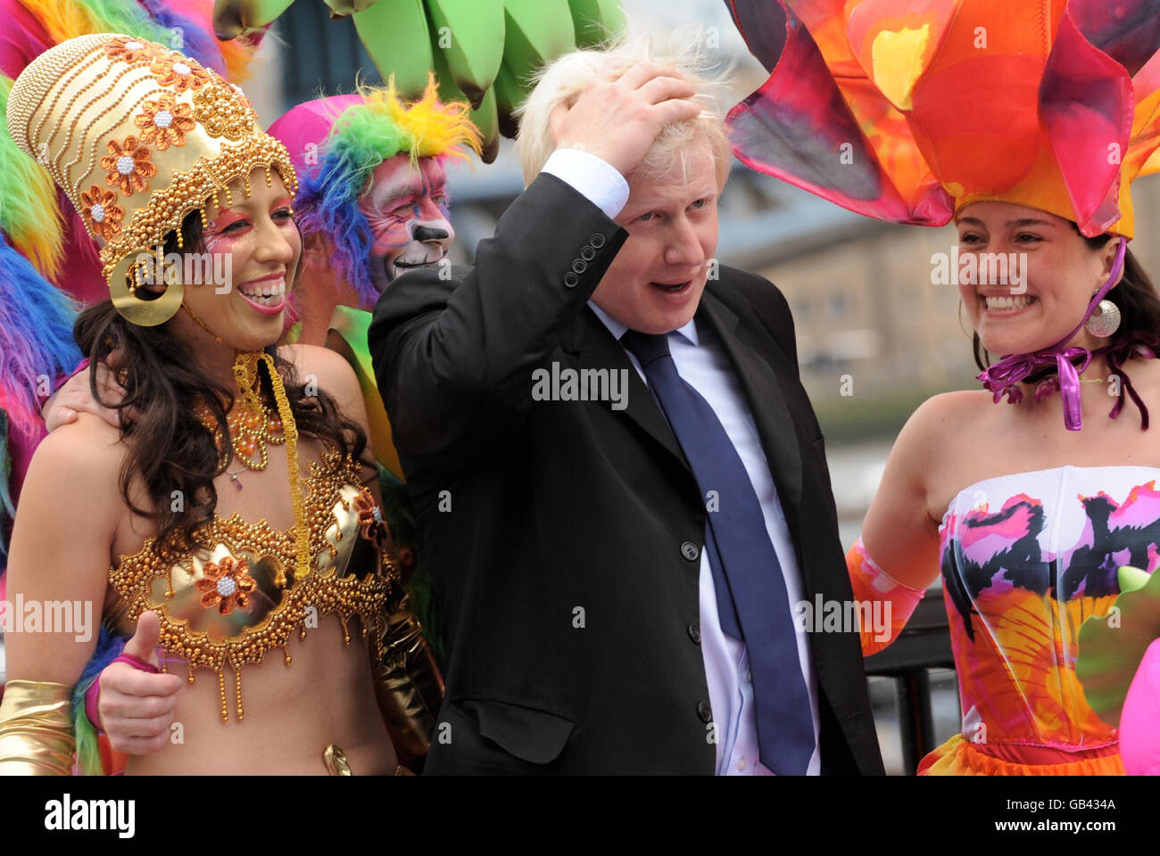 Il Sindaco di Londra Boris Johnson partecipa a una fotocellula con ballerini esotici di Mandinga Arts, che si esibirà in occasione del Festival del Tamigi del Sindaco il 13 e 14 settembre. Foto Stock