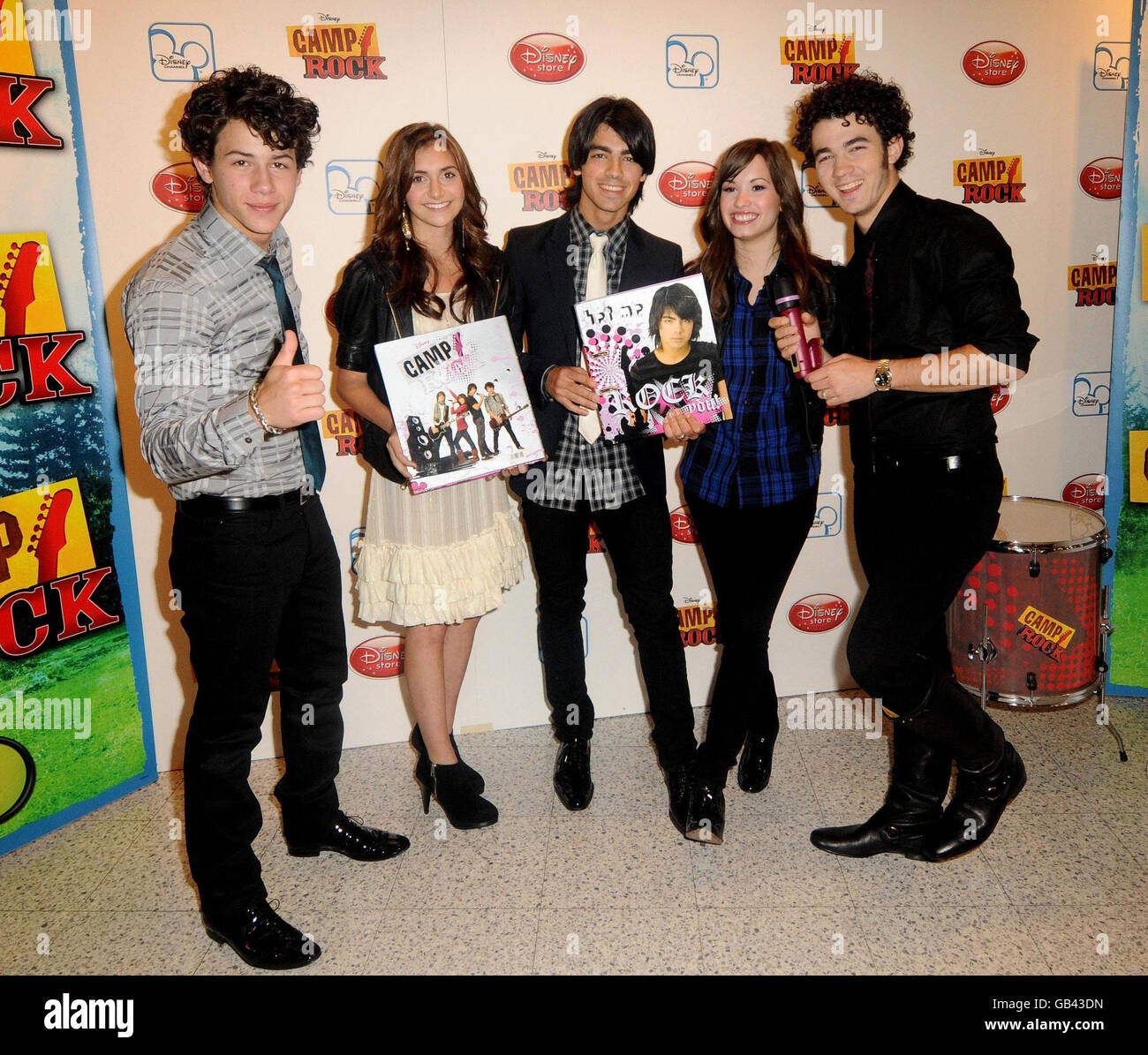 (Da sinistra a destra) Nick Jonas, Alyson Stoner, Joe Jonas, Demi Lovato e Kevin Jonas partecipano al Disney Store di Londra su Oxford Street, nel centro di Londra, per promuovere la prima di Camp Rock che sarà trasmessa venerdì 19 settembre sul Disney Channel. Foto Stock