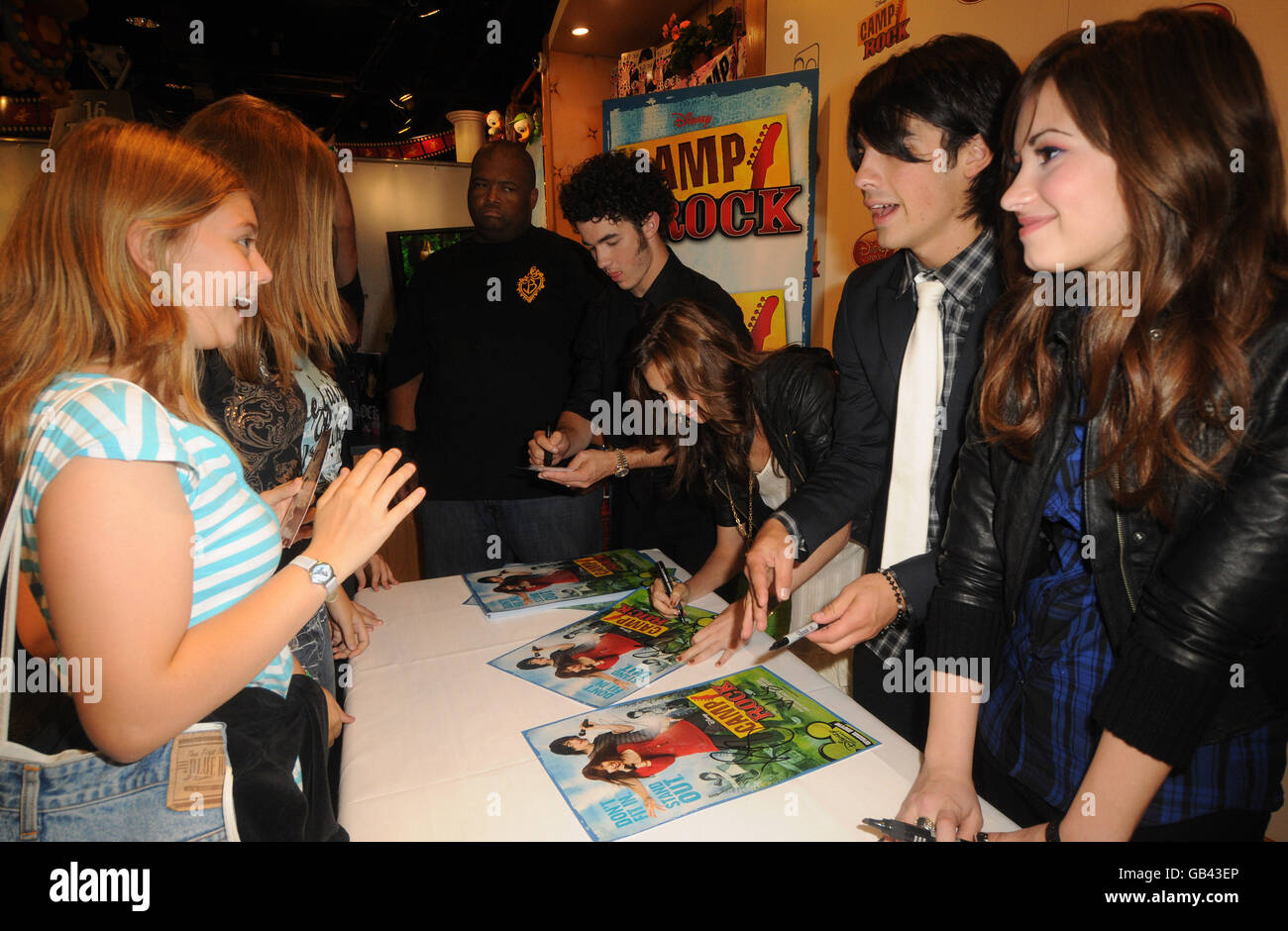 (Da sinistra a destra) Kevin Jonas, Alyson Stoner, Joe Jonas, Demi Lovato frequentano il negozio Disney più importante di Londra su Oxford Street, nel centro di Londra, per promuovere la prima di Camp Rock che sarà trasmessa venerdì 19 settembre sul Disney Channel. Foto Stock