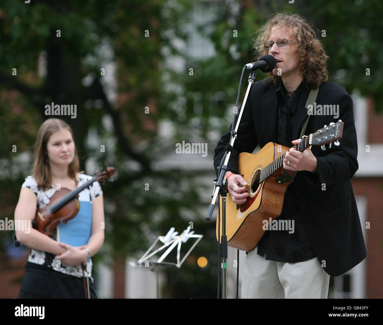 Rob Halligan e Emma Lake, membri della famiglia delle vittime del settembre 11, si esibiscono in un concerto commemorativo per celebrare i tragici eventi di sette anni fa, in Grosvenor Square, nel centro di Londra. Foto Stock