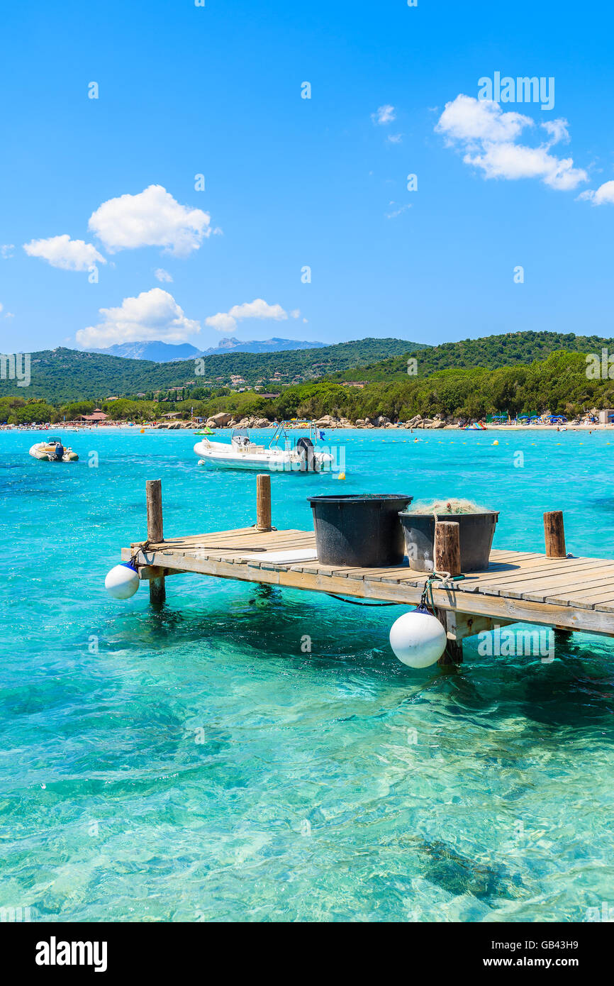 Pontile in legno e un mare azzurro acqua di Santa Giulia bay, Corsica, Francia Foto Stock