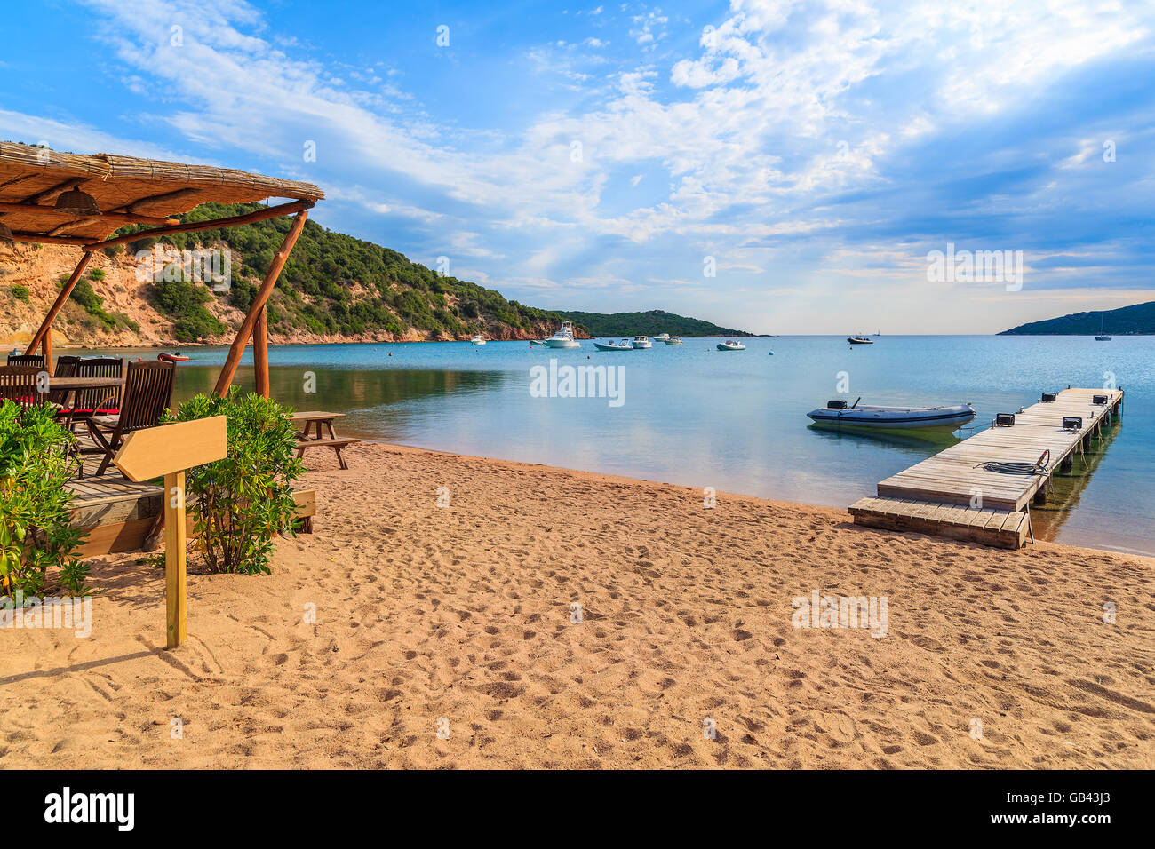 Il bar e il jetty di Santa Manza spiaggia sabbiosa di mattina presto luce, Corsica, Francia Foto Stock