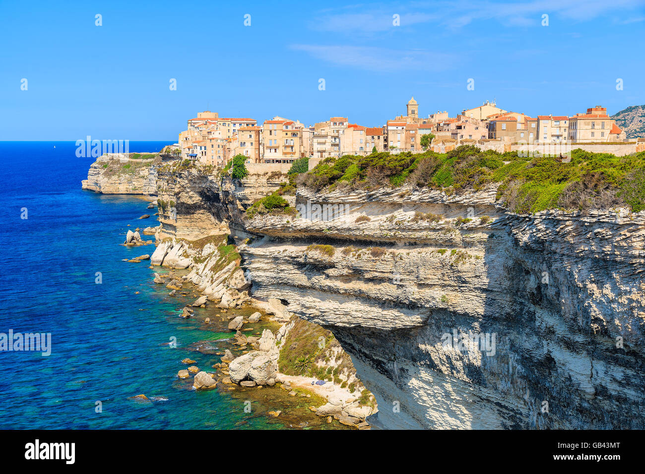 Vista di Bonifacio città vecchia costruita sulla cima della scogliera di rocce, Corsica, Francia Foto Stock