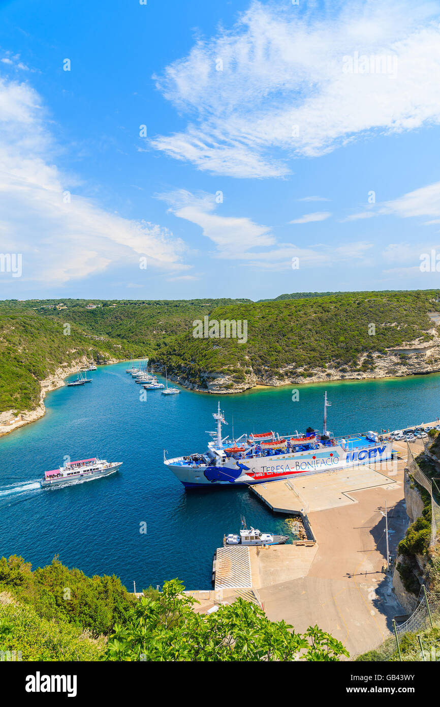 La CORSICA, Francia - 23 JUN 2015: traghetto nel porto di Bonifacio in attesa per la sua crociera quotidiana a Santa Teresa - Porta su neigh Foto Stock
