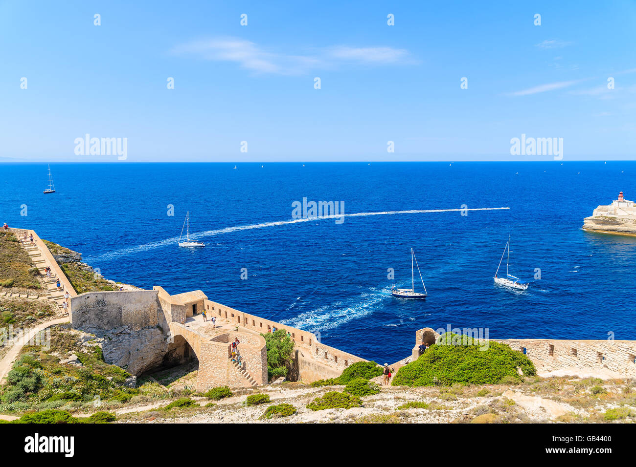 Una vista del mare blu con yacht barche dalla cittadella di Bonifacio, Corsica, Francia Foto Stock