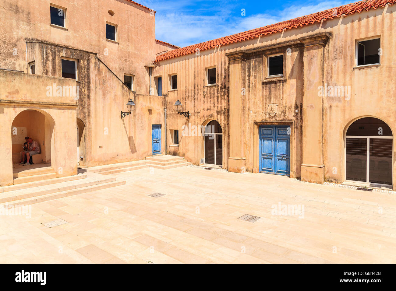 Città di Bonifacio, Corsica - giu 23, 2015: la piazza della città vecchia con le case nella città di Bonifacio, una popolare destinazione turistica sul cor Foto Stock