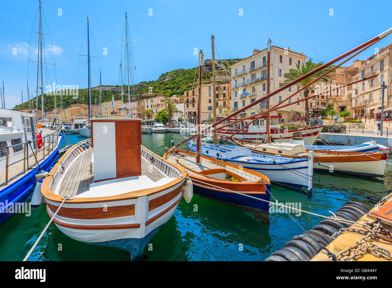 Tipico colorate barche da pesca nel porto di Bonifacio, Corsica, Francia Foto Stock