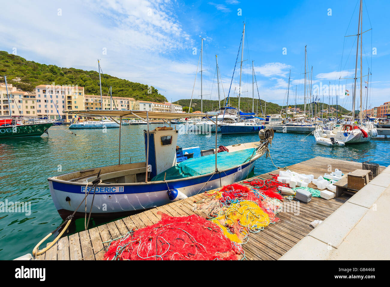 BONIFACIO, CORSICA - giu 23, 2015: antica e tipica barca da pesca nel porto di Bonifacio. Questa città è famosa per la cittadella medioevale di un Foto Stock