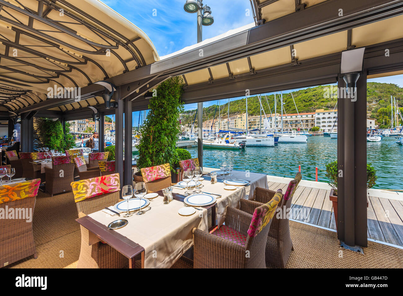 Porto di Bonifacio, Corsica - giu 23, 2015: ristorante tabelle nel porto di Bonifacio, attrazione più visitata in Corsica ho Foto Stock