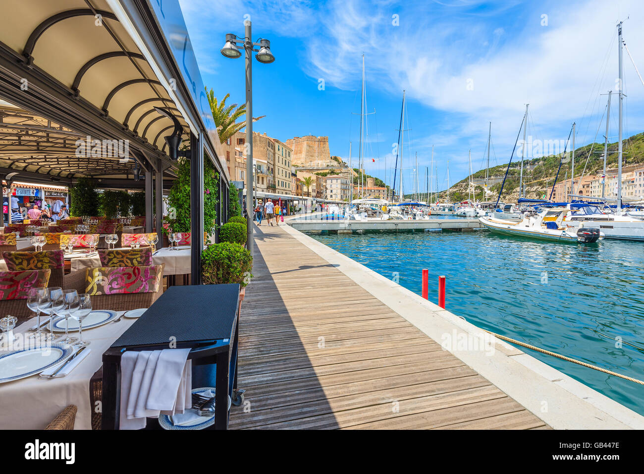 Porto di Bonifacio, Corsica - giu 23, 2015: ristorante tabelle nel porto di Bonifacio, attrazione più visitata in Corsica ho Foto Stock