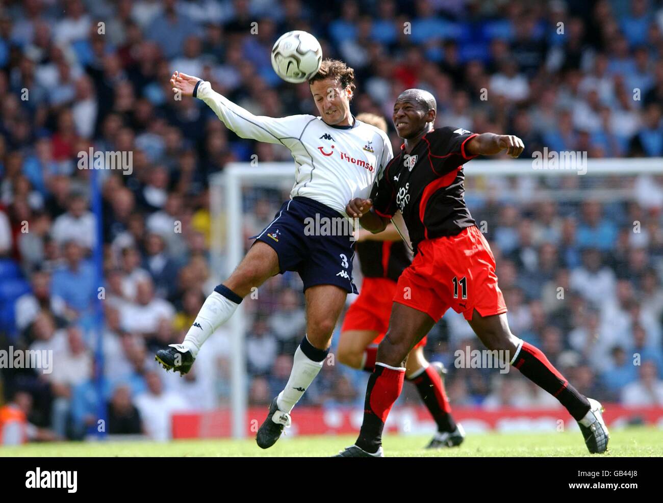 Calcio - fa Barclaycard Premiership - Tottenham Hotspur v Fulham. Mauricio TARicco di Tottenham Hotspur vince la palla in aria da Luis Boa morte di Fulham Foto Stock