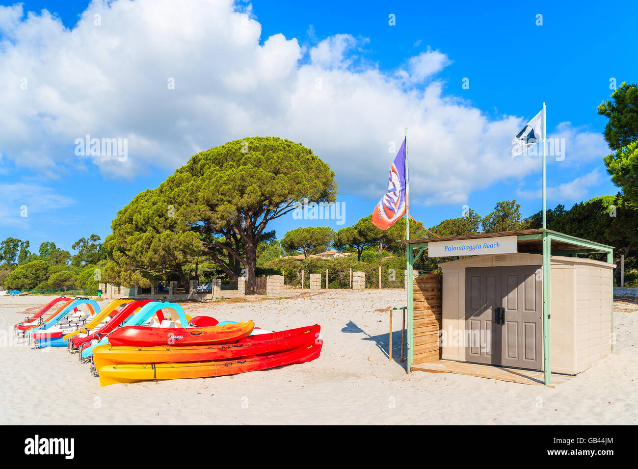 La spiaggia di Palombaggia, CORSICA - giu 24, 2015: kayak sulla famosa spiaggia di Palombaggia sulla costa sud della Corsica, Francia. Foto Stock