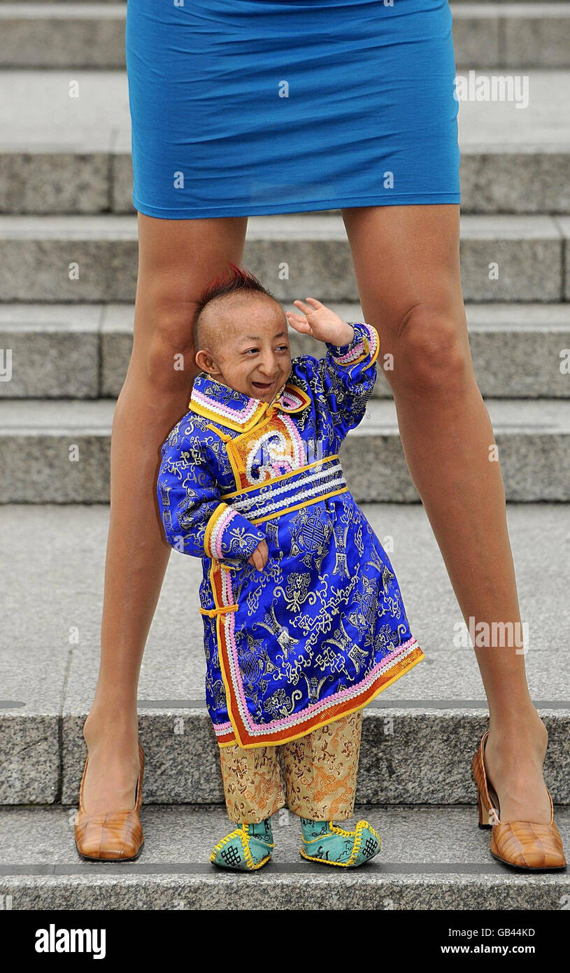 L'uomo più piccolo del mondo, He Pingping, e la donna con le gambe più lunghe del mondo, Svetlana Pankratova, entrambi celebrano il lancio dell'edizione 2009 dei Guinness World Records a Trafalgar Square, Londra. Foto Stock