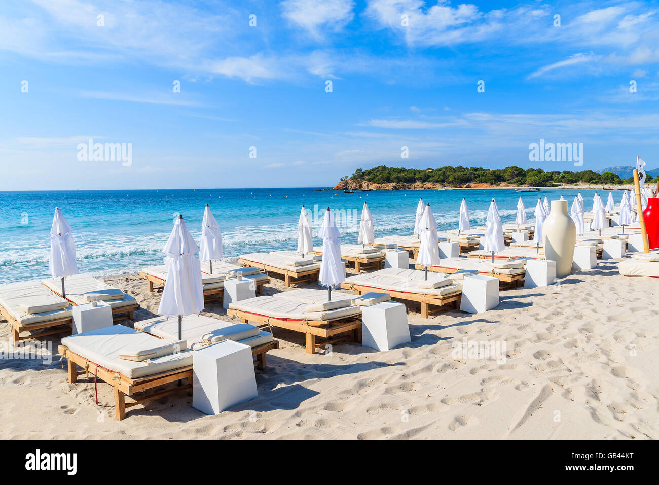 Sdraie sul famoso sabbia bianca spiaggia di Palombaggia, Corsica, Francia Foto Stock