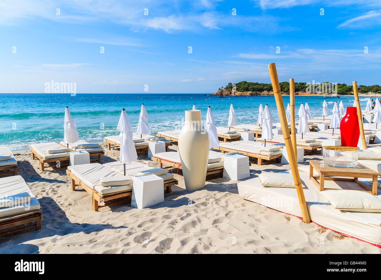 Righe di lettini sulla famosa sabbia bianca spiaggia di Palombaggia, Corsica, Francia Foto Stock