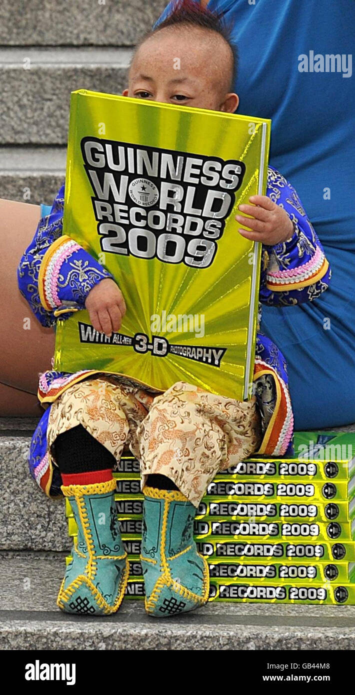 L'uomo più piccolo del mondo, He Pingping, aiuta a celebrare il lancio dell'edizione 2009 dei Guinness World Records a Trafalgar Square, Londra. Foto Stock