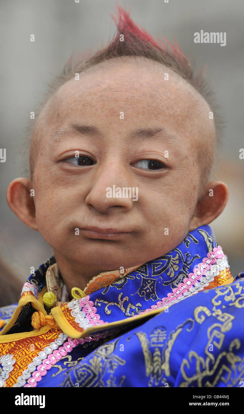 L'uomo più piccolo del mondo, He Pingping, aiuta a celebrare il lancio dell'edizione 2009 dei Guinness World Records a Trafalgar Square, Londra. Foto Stock