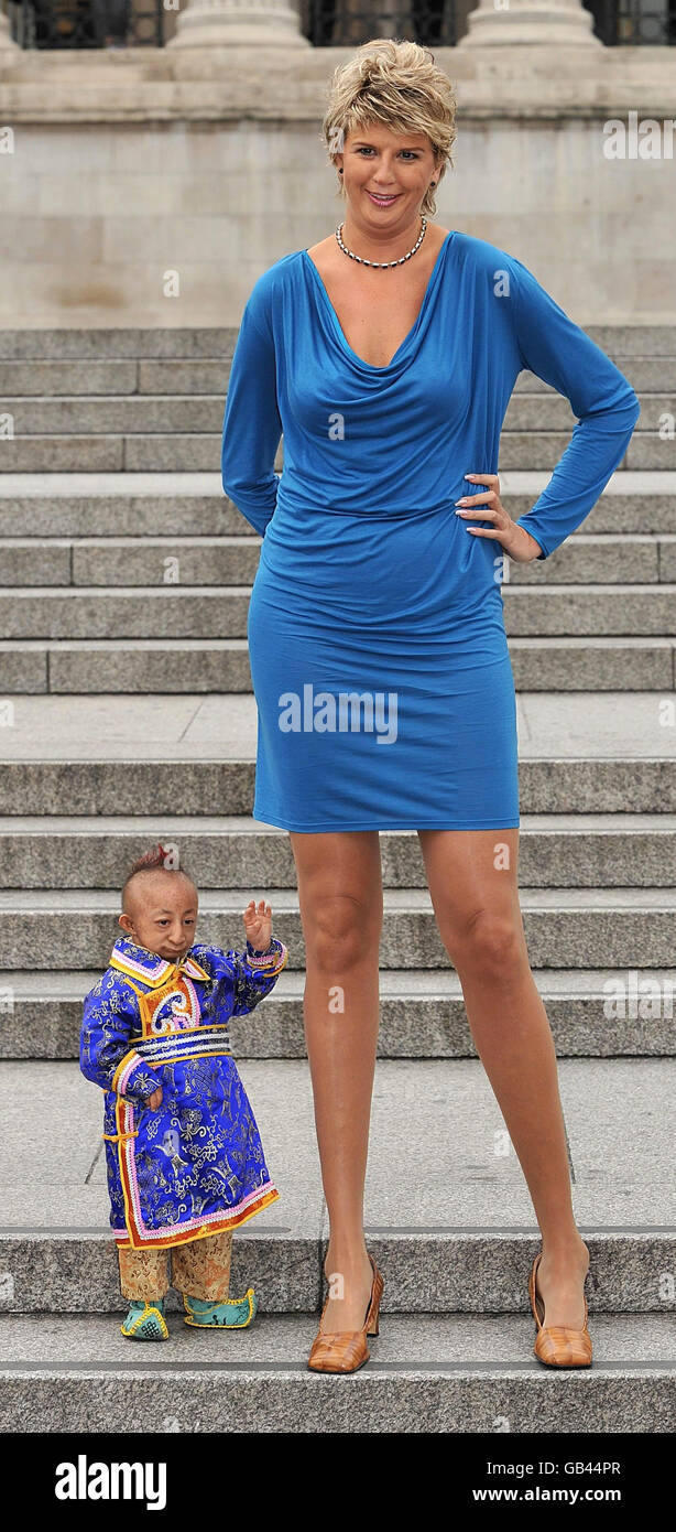 L'uomo più piccolo del mondo, He Pingping, e la donna con le gambe più lunghe del mondo, Svetlana Pankratova, entrambi celebrano il lancio dell'edizione 2009 dei Guinness World Records a Trafalgar Square, Londra. Foto Stock
