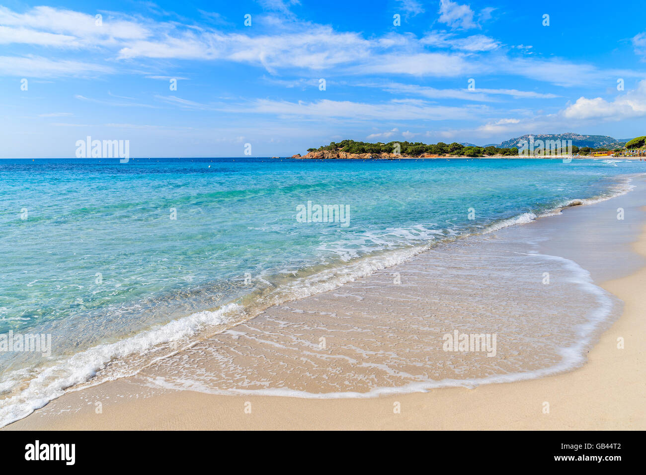 Onda di mare sulla bellissima spiaggia di Palombaggia, Corsica, Francia Foto Stock