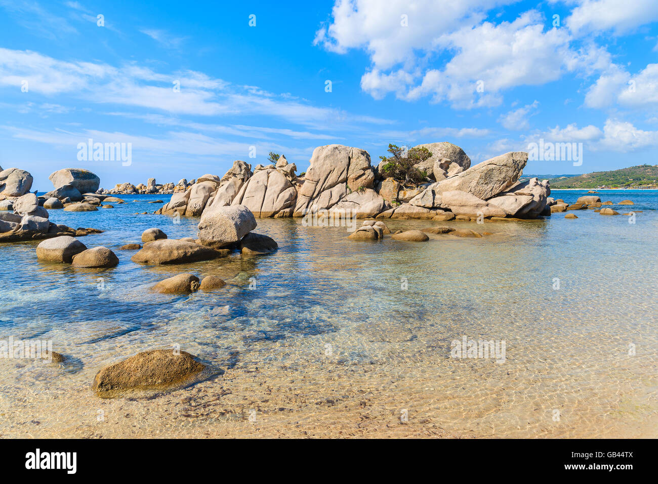 Rocce in acqua di mare sulla spiaggia di Palombaggia, Corsica, Francia Foto Stock