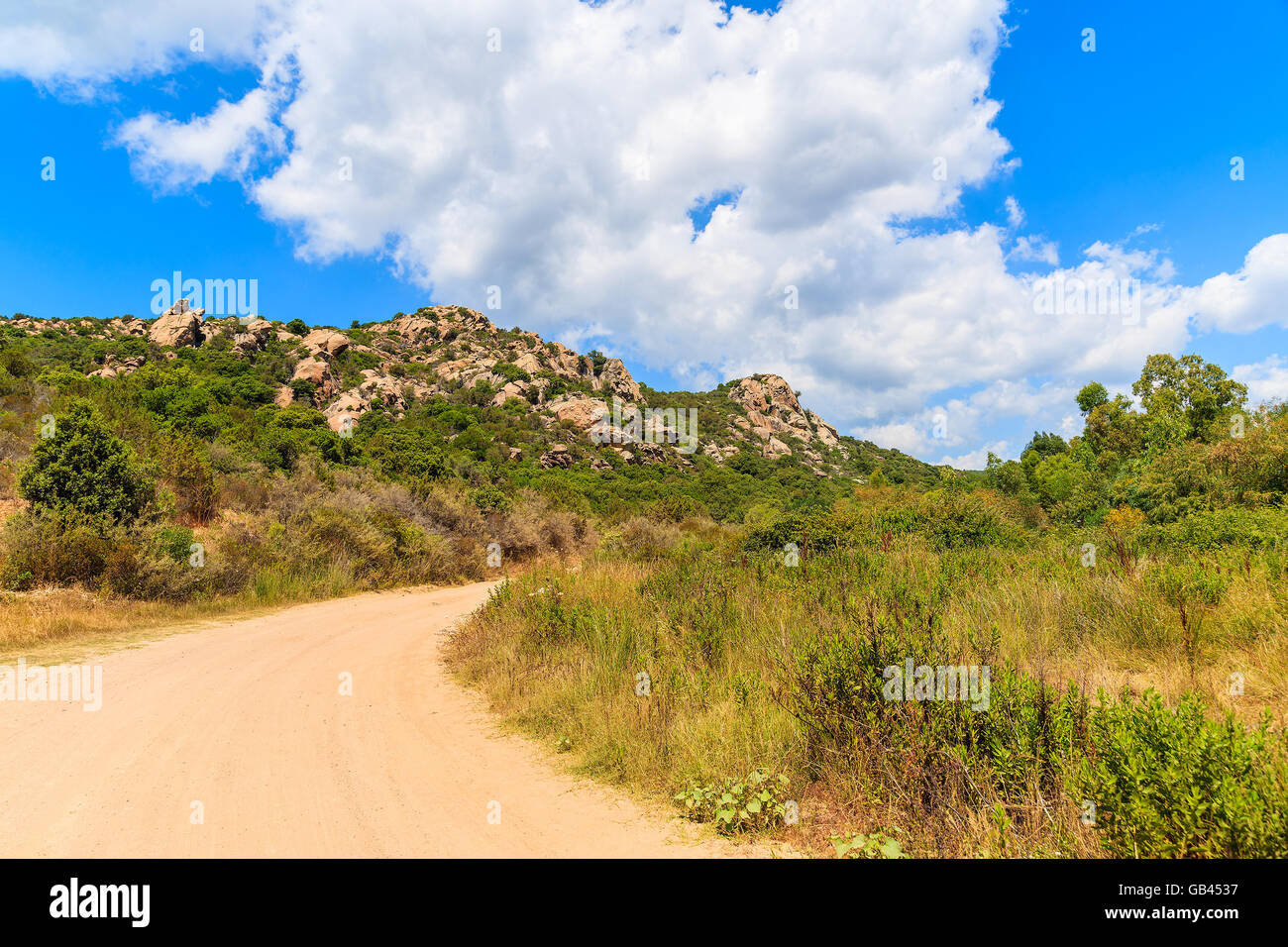 Una strada di ghiaia di Roccapina beach nel paesaggio di montagna della Corsica, Francia Foto Stock