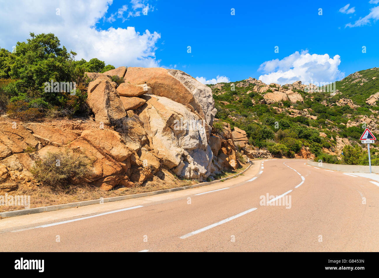 Suggestiva strada di montagna tra le rocce sulla Corsica, Francia Foto Stock