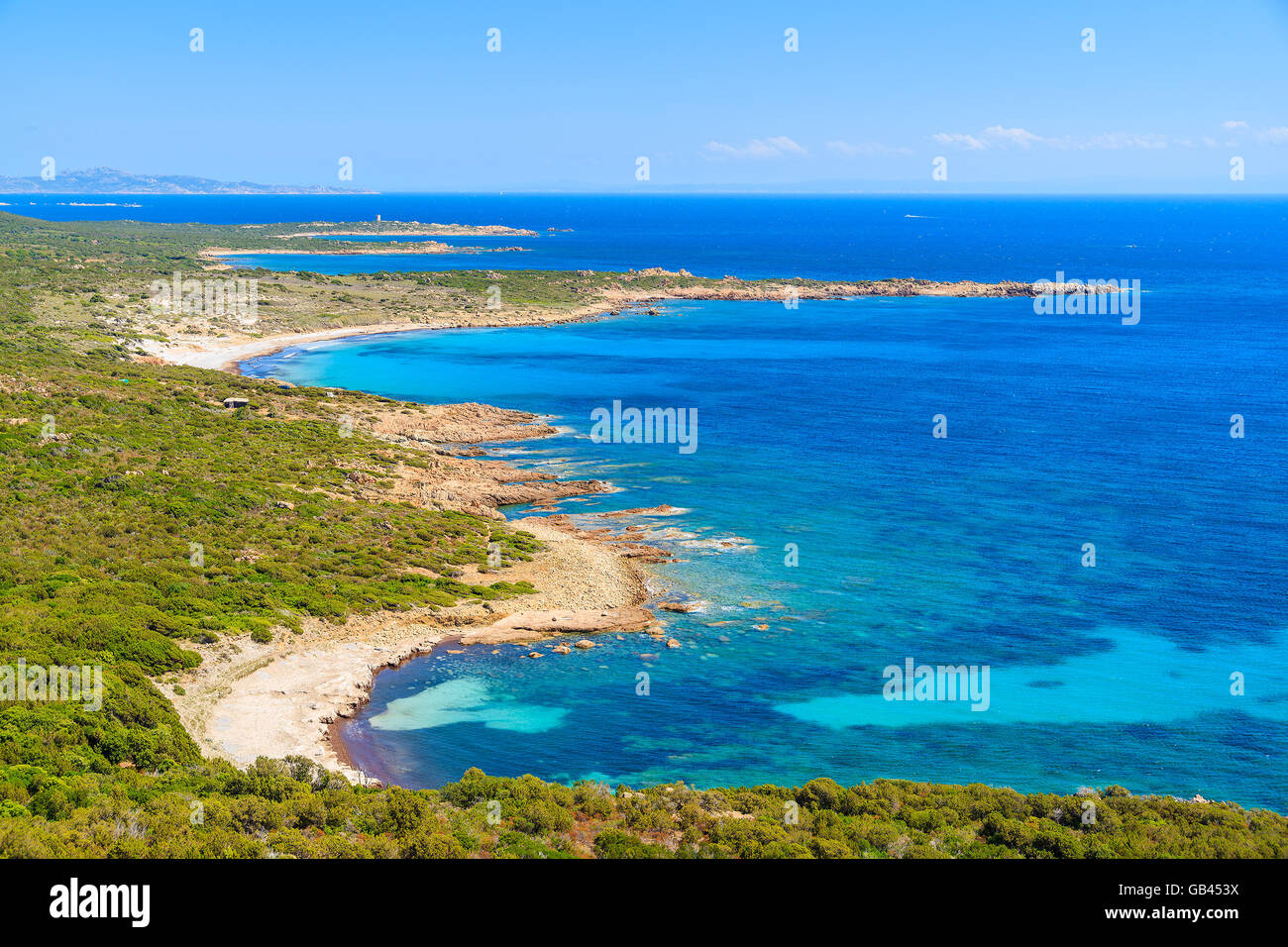 Una vista della bellissima spiaggia appartata e mare blu sulla costa della Corsica, Francia Foto Stock